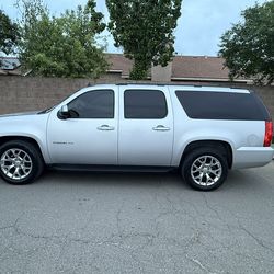 GMC Yukon silver with 5.3