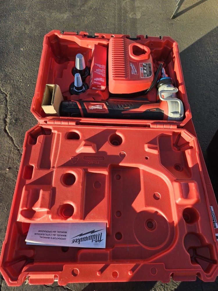 Milwaukee M12 ProPEX Expansion Tool Kit Combo