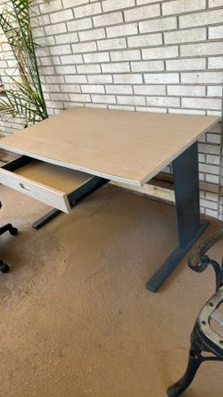 Desk GOOD CONDITION. 40.00 OBO