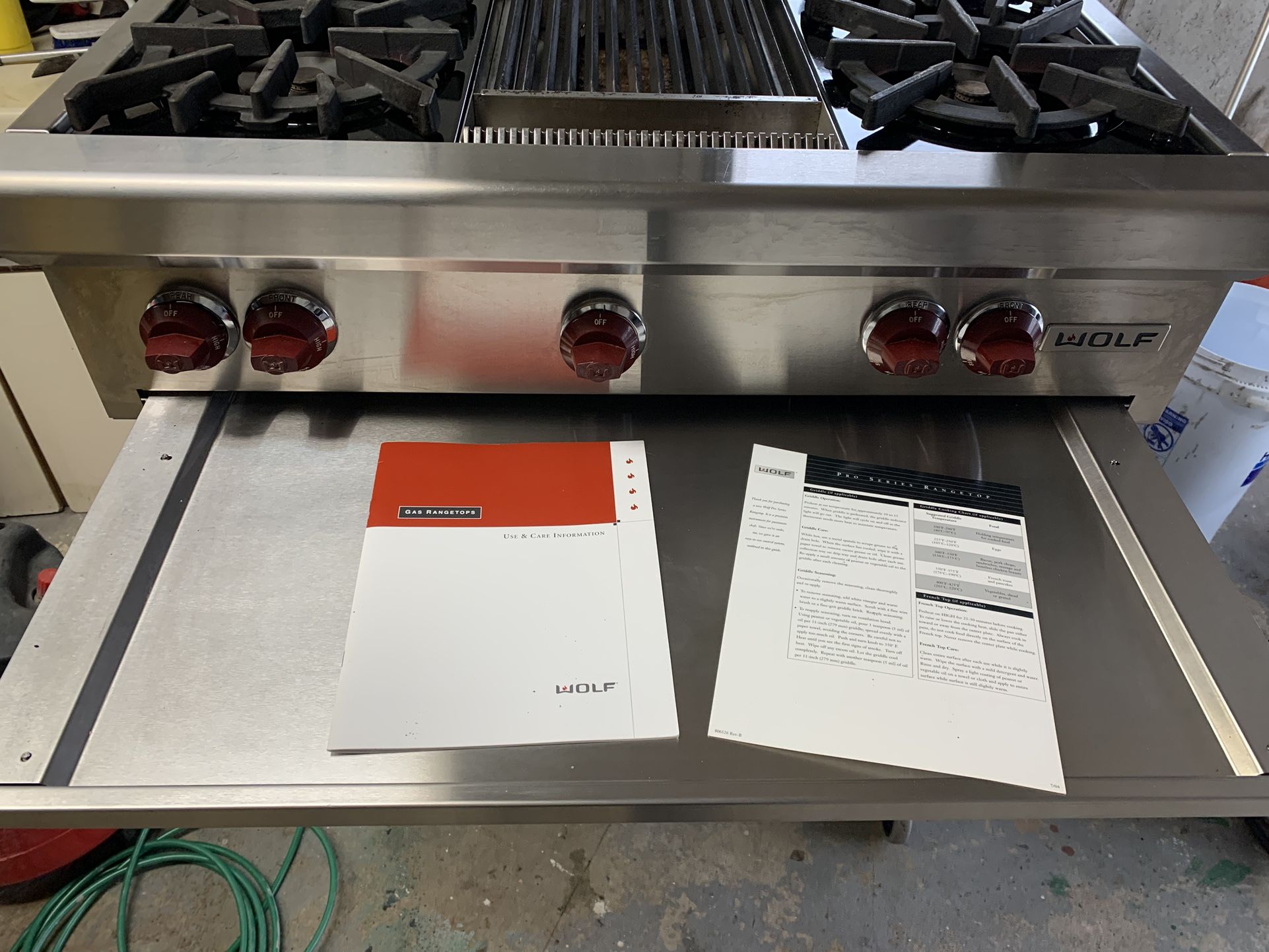 Wolf 36” Rangetop w/charbroiller & Red Knobs