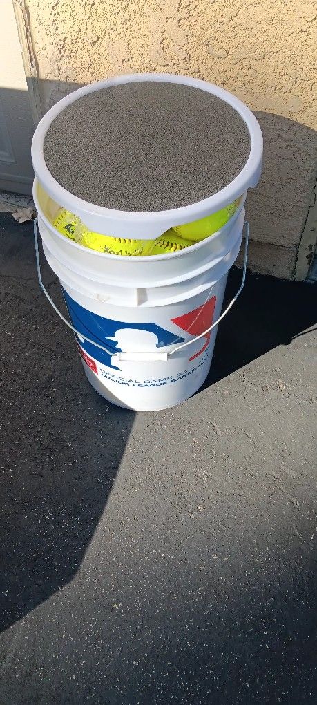 33 Softballs/ Rawlings Bucket