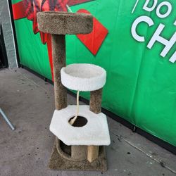 Whisker City Carpeted Cat Tree 20"WX 48"T X 20"D In Excellent Condition 