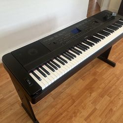 Yamaha Portable Grand DGX-660 Piano
