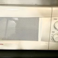 Small Microwave Oven … Perfect For Students Etc 