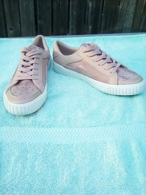 "NEW" Women's Shoes. Size 8.5