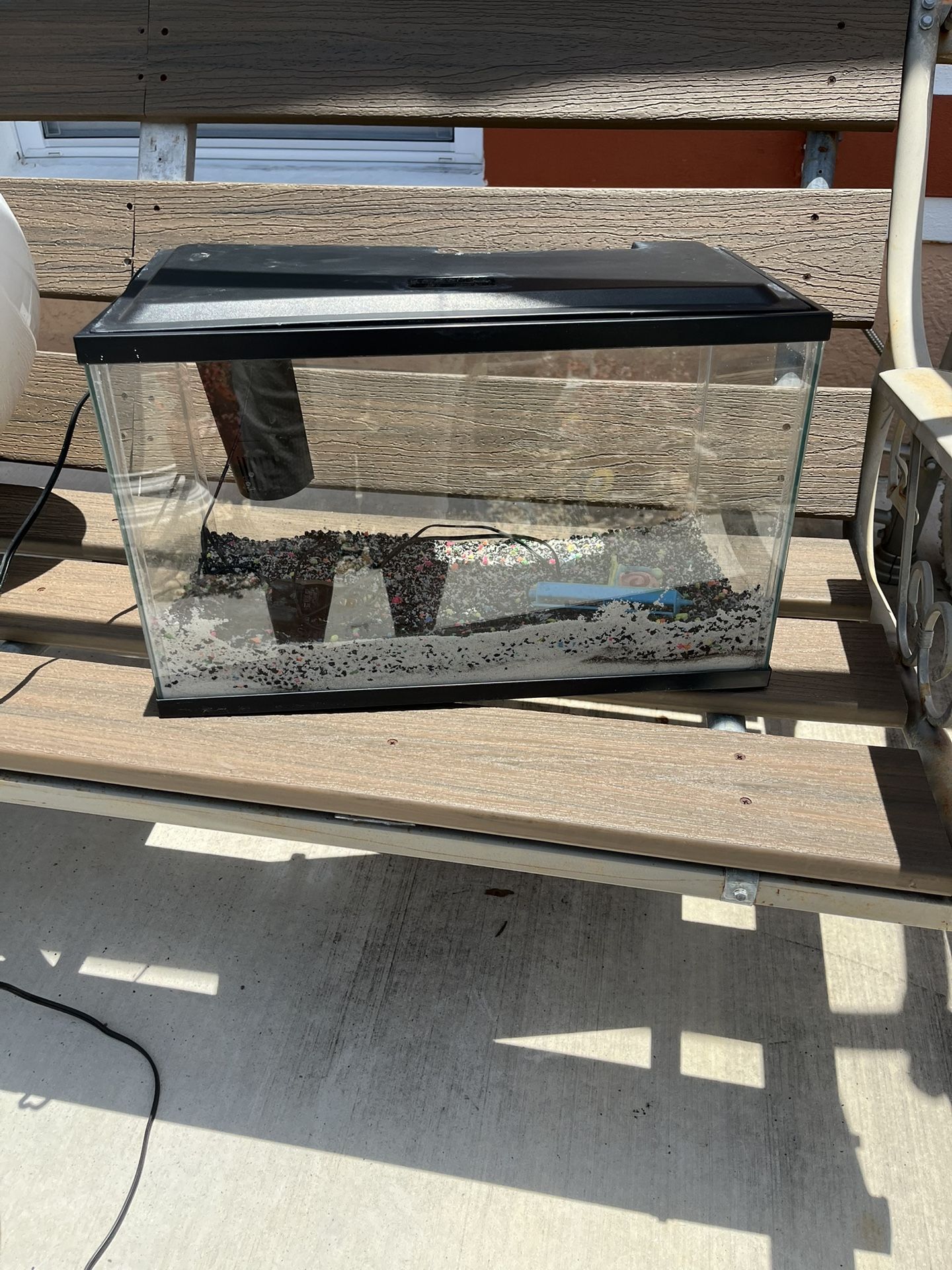Fish tank in good condition with lid water filter and lights, measures 20 x 10 in length and 12 in height