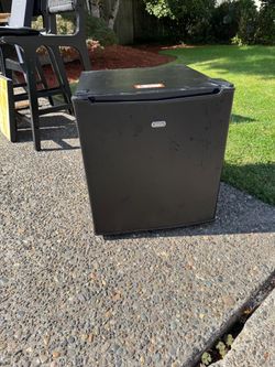 Sunbeam Black Compact Mini Fridge