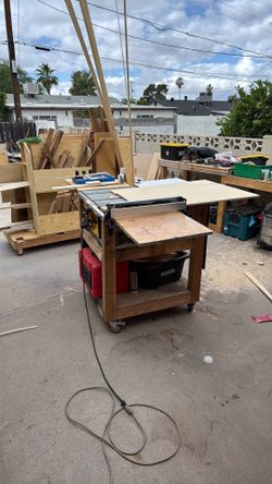 DEWALT 8 1/4” jobsite table saw w/ expanding outfeed table