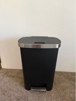 Trash Can With Pedal to Open and Close