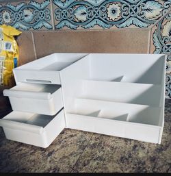 Makeup organizer
