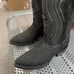 Nuevas botas vaqueras de piel con suela roja