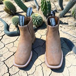 Bota Purepecha resistente disponible 2 al 8