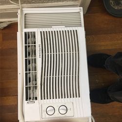 Frigidaire Air Condition $60