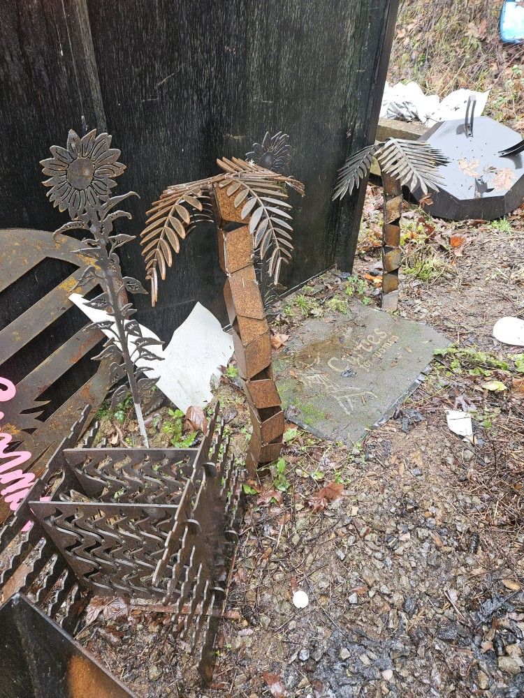 Metal Art Palm Tree And Sun Flowers Yard Art