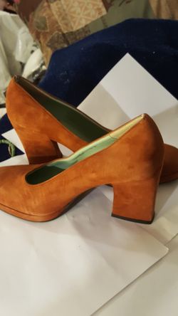 Charles Jordan size 8 pumps suede rust color