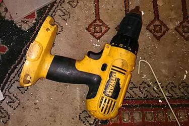 DeWalt dc759 18 volt cordless drill works great