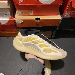 Adidas Yeezy 700 Safflower size 11 VNDS
