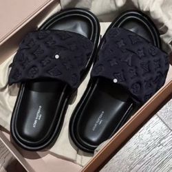 Monogram Slides: Iconic Pattern on Stylish Black Slippers(38)67