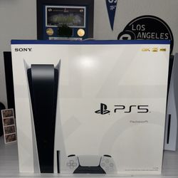 PS5 Disc Edition + God Of War Ragnarok + 2 Compatible PS4 Games + Controller