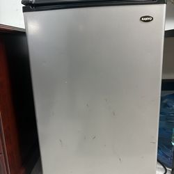 Sanyo Mini Fridge – Great Condition