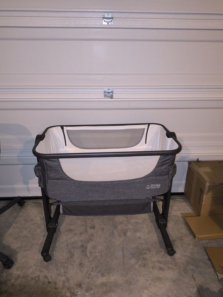 KoolerThings Baby Bassinet, Bedside Sleeper for Baby, Easy Folding Portable Crib with Storage Basket for Newborn, Bedside Bassinet, Comfy Mattress/Tra