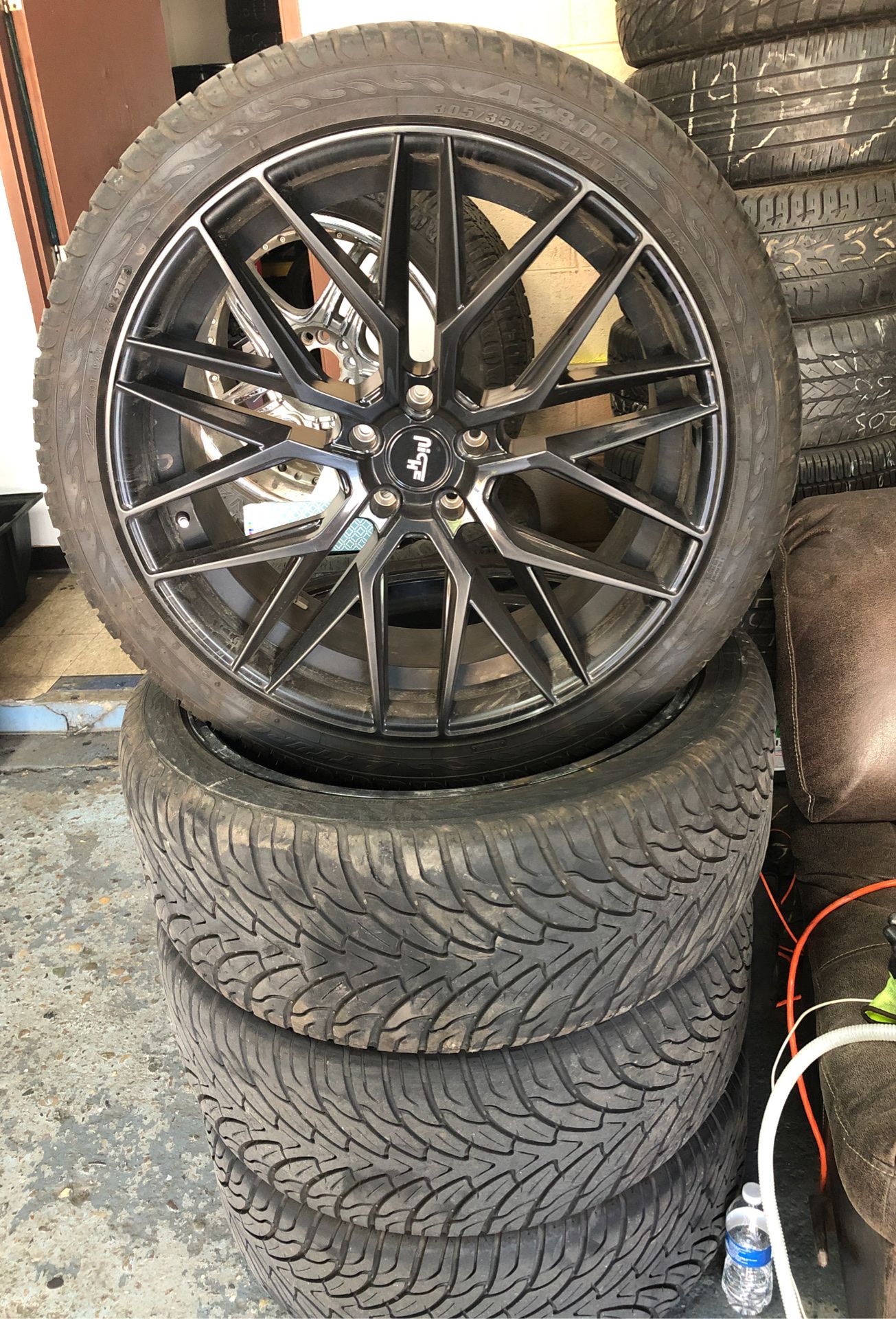 305/35/24 tire and rim