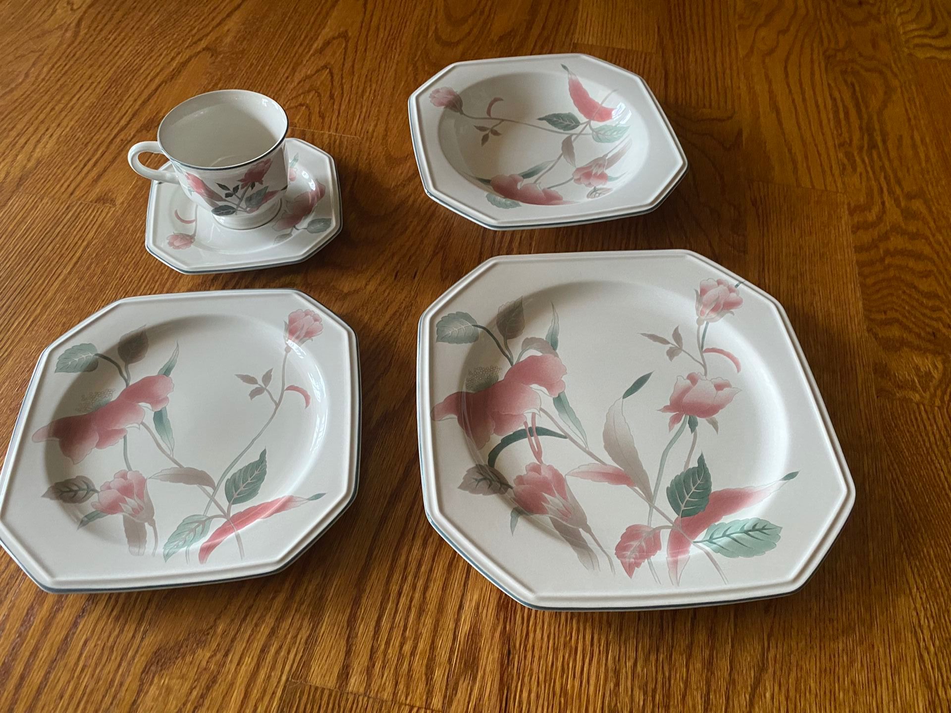 Mikasa 20 Piece Dinnerware