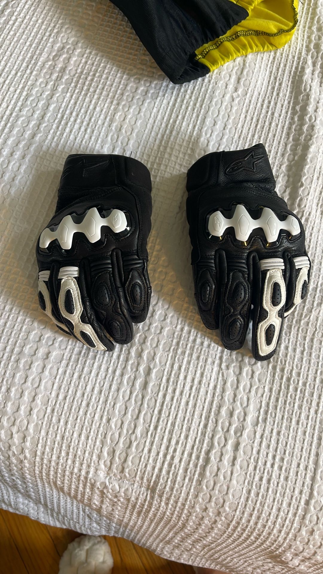 Motorcycle gloves