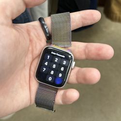Apple Watch Series 4 40mm With Charger