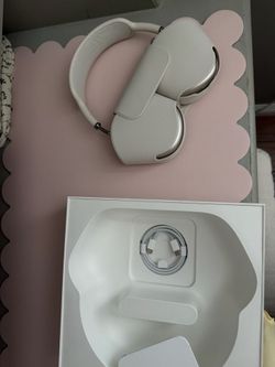 Apple air pods max in color starlight