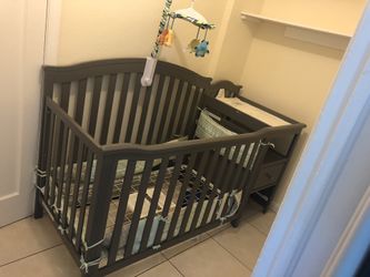 Baby crib, 2 in 1, crib + changing table.