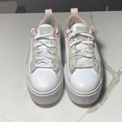 Girls Tennis Shoes (Puma).