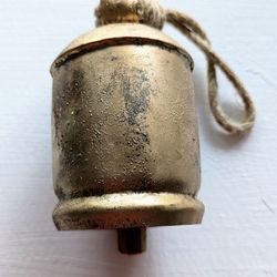 🌿 Vintage Rustic Gold Metal Hanging Cowbell – Shabby-Chic Beauty! 🔔