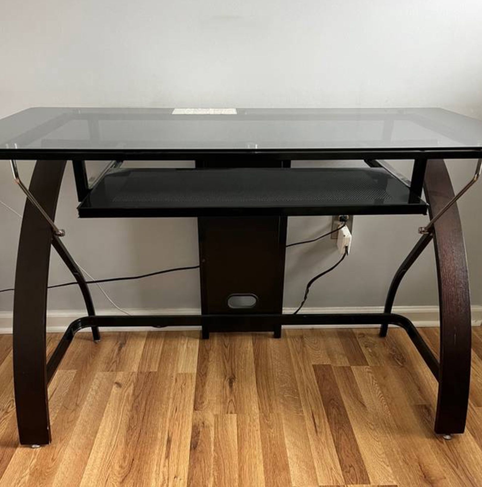 VERY NICE COMPUTER DESK
