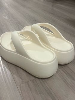 White Platform Flip Flops – Women’s Size 5–5.5