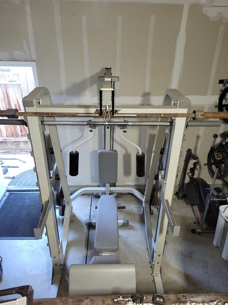Home GYM Smith machine with 620lbs in free weights 