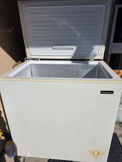 Freezer trabaja bien MAgic Chef