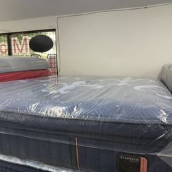 KING SIZE STEARNS & FOSTER LUX ESTATE (SOFT) PILLOW TOP MATTRESS & BOX SPRINGS BED SET