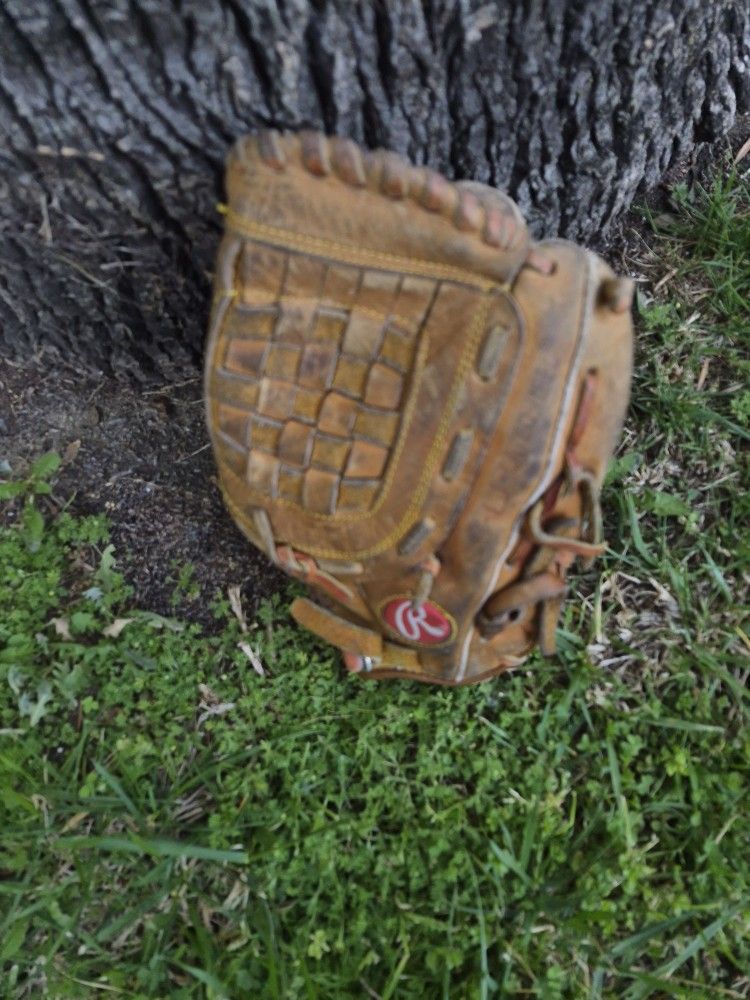 Rawlings nfielders/Pitchers Glove ( See Pics).Located In Glendora. See my page for other "CHEAP" EQP