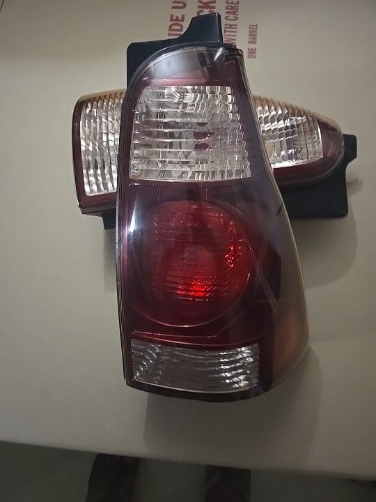 2004-09 Toyota 4runner OEM Rear Light