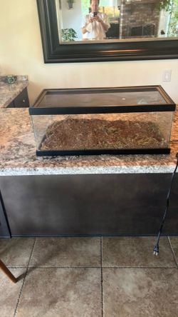 Reptile enclosure w/heating pad