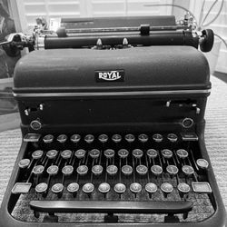 Vintage 1940’s Royal Typewriter