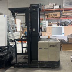 Crown Electric Forklift 