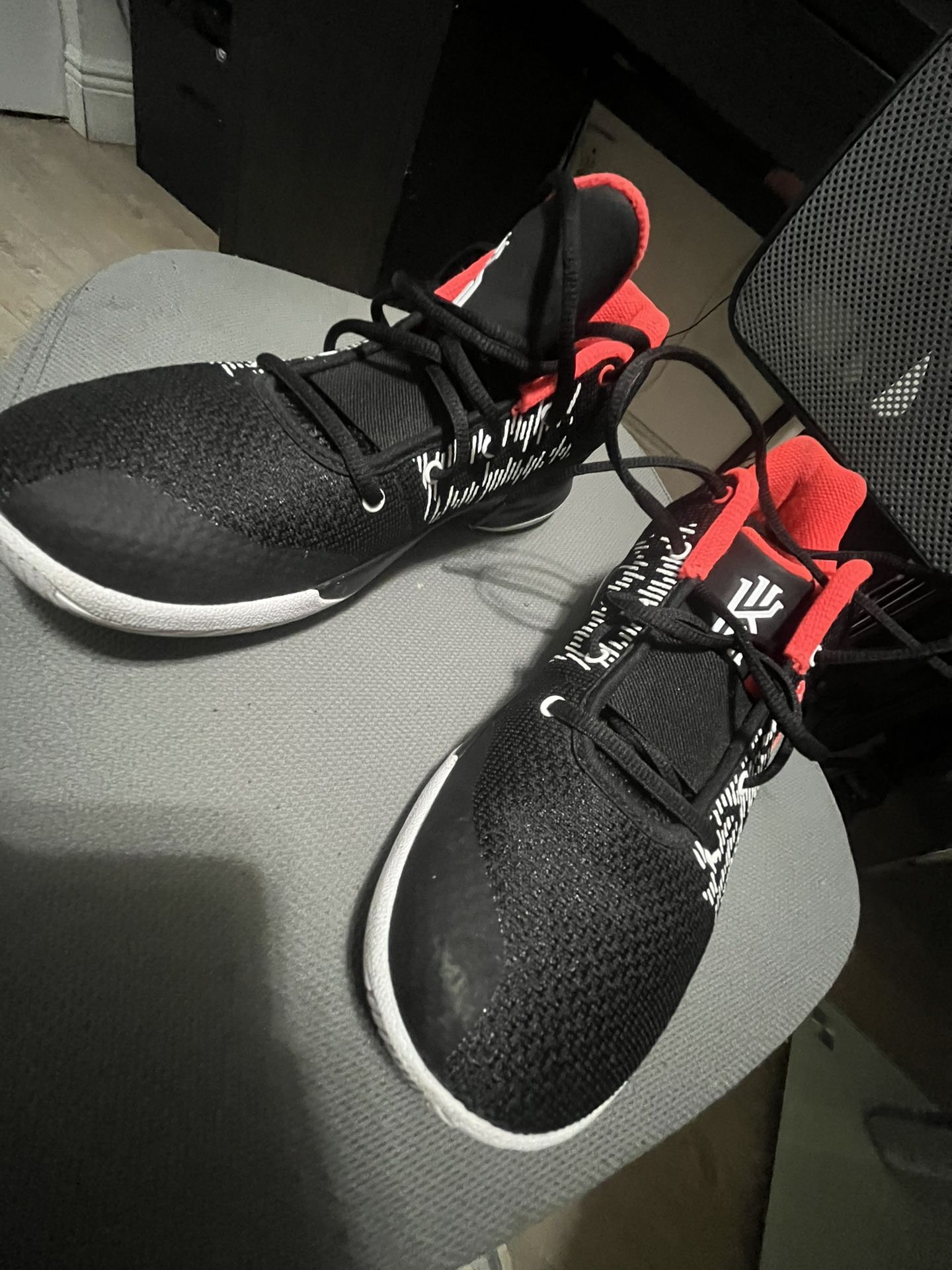 Woman Mens Kyrie Flytrap