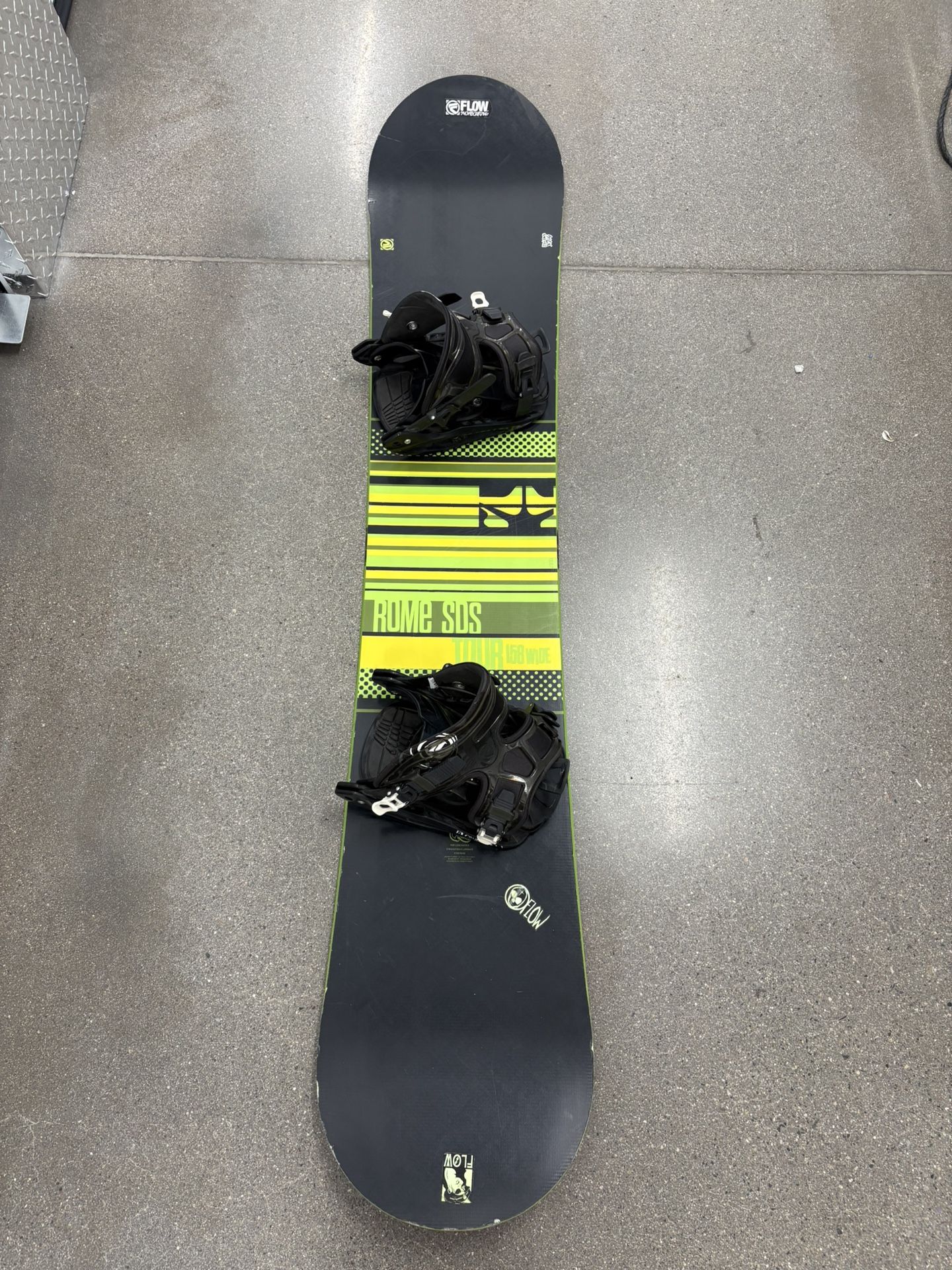 Rome SDS 158CM Wide Men’s Snowboard Includes Flow Bindings