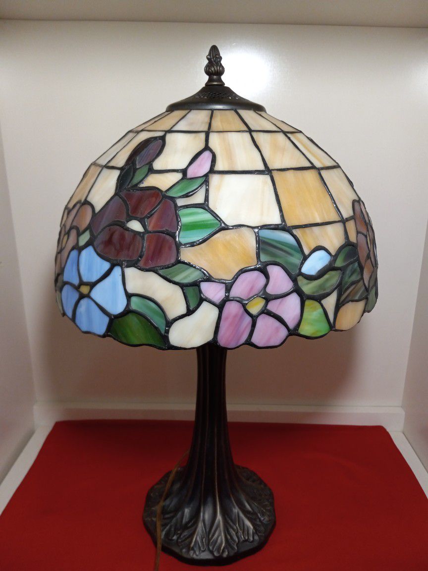 TIFFANY STYLE STAINED GLASS LAMP.