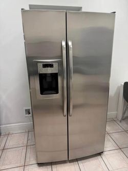 Stainless Steel Side-by-Side Refrigerator – Ice & Water Dispenser – Excellent Condition