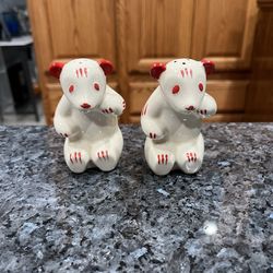 Vintage Bears 1940’s Glazed Ceramic pair of salt and pepper shakers no stoppers.  Size approximately 3 1/2 inches tall.  Preowned.  Has been on displa