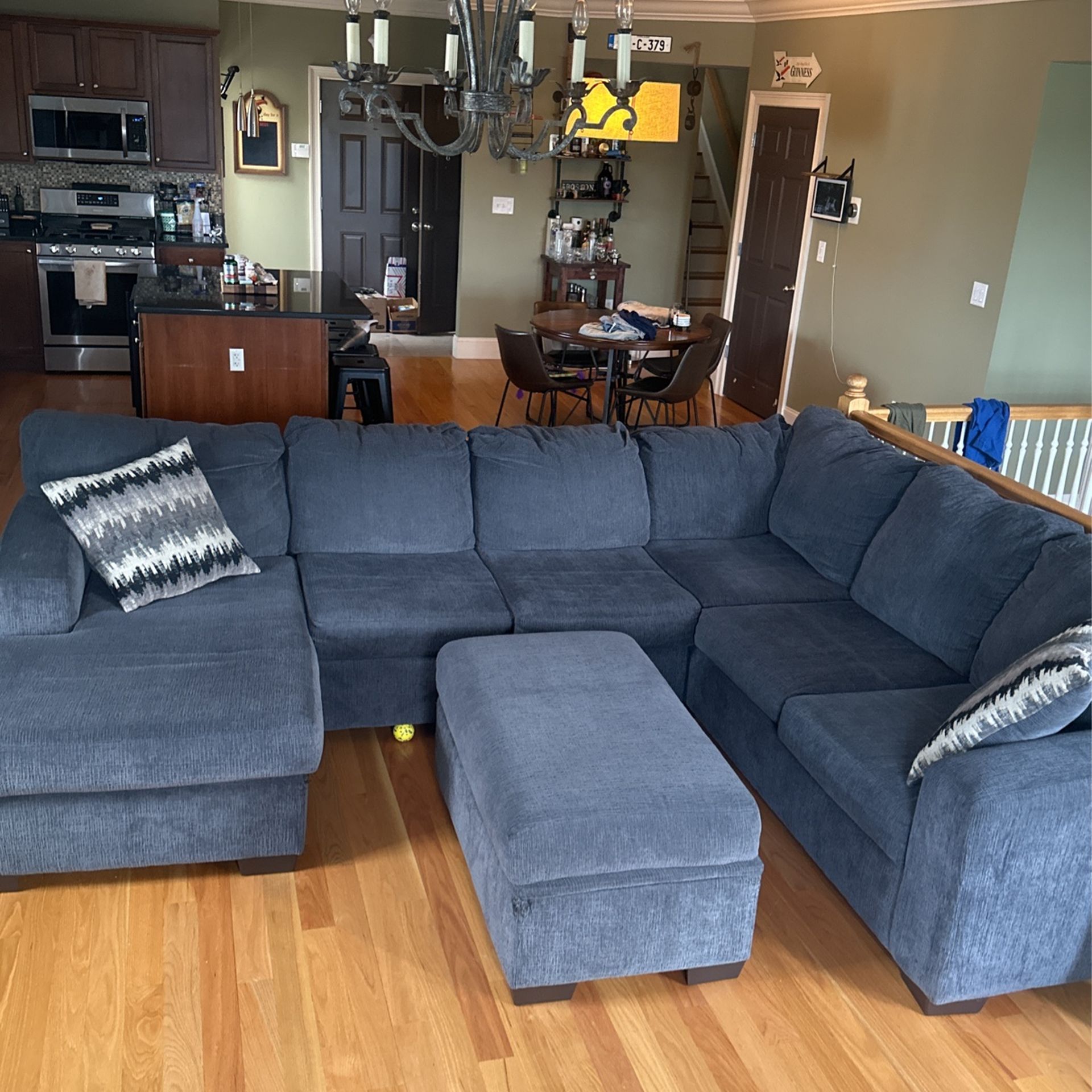 Sectional 115x96 With Storage Ottoman