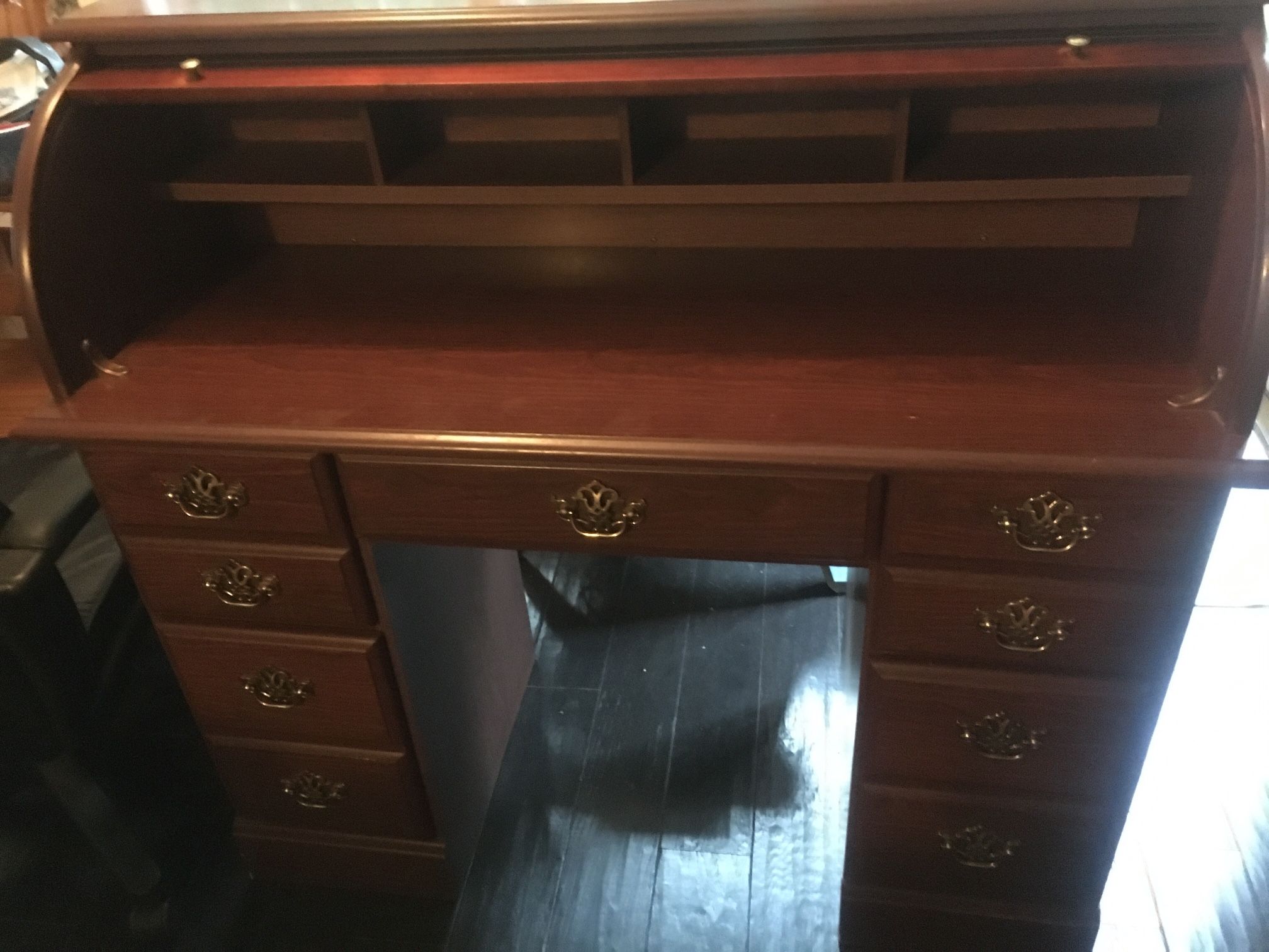 Roll Top Desk. Like New. 